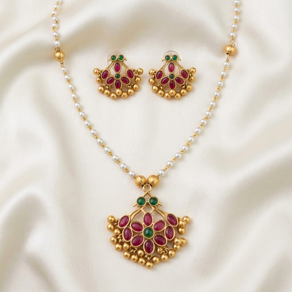 Pearl Floral kemp pendant chain necklace