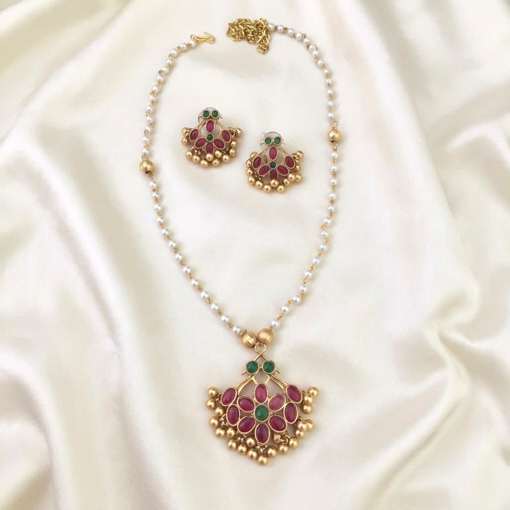 Pearl Floral Kemp Pendant Necklace Set