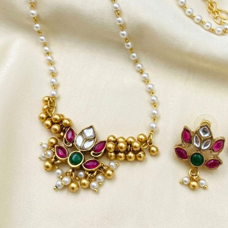 Pearl Floral Kemp Pendant Necklace Set