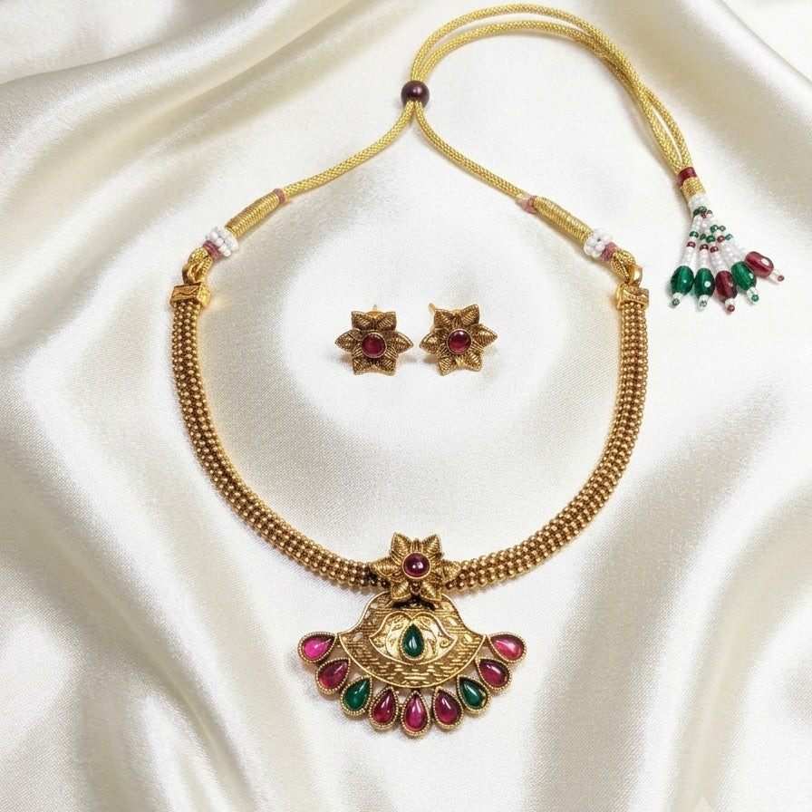 Floral Kemp Pendant Chain Necklace Set